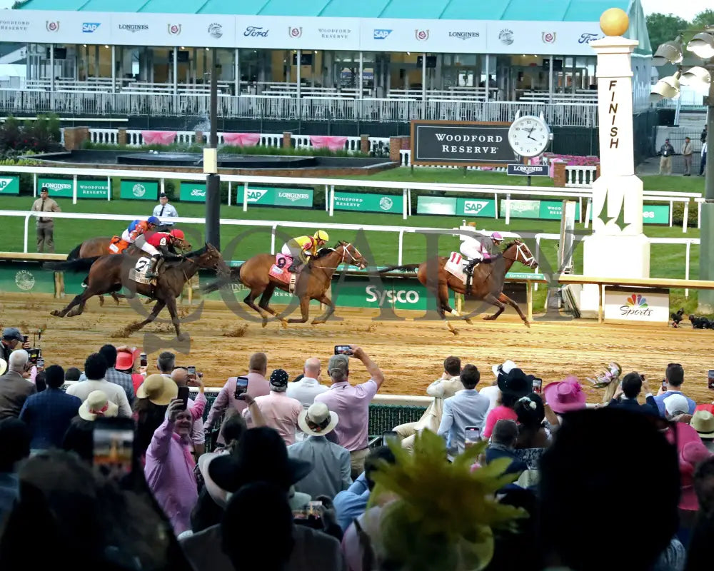 LOOK FORWARD - The Eight Belles G2 - 70th Running - 05-02-25 - R09 - CD - Crowd Finish 01 Churchill Downs
